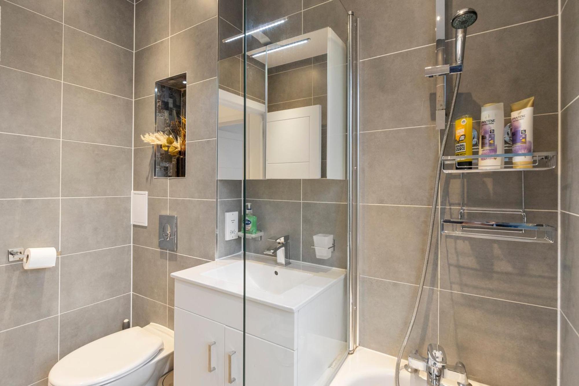 Cosy Retreat In The Heart Of Golders Green Лондон Екстериор снимка